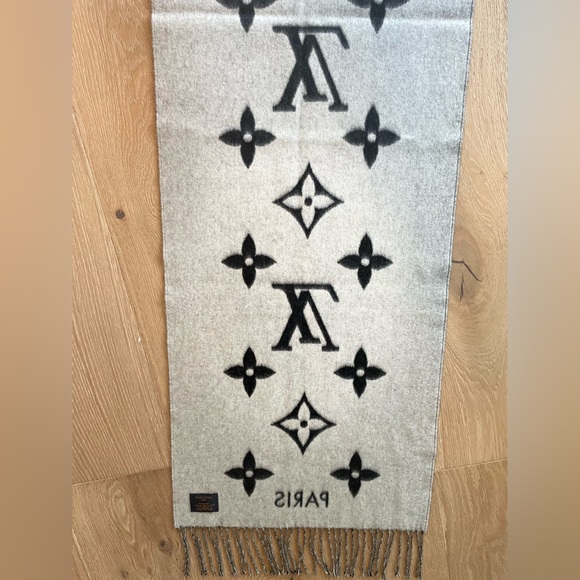 Louis Vitton 100% Cashmere Shawl - Picture 8 of 11